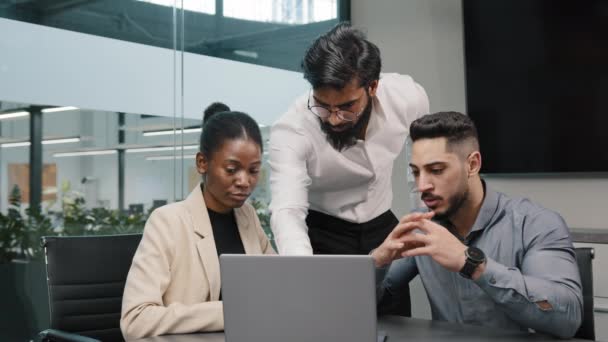 Hombre árabe entrenador entrenador corporativo jefe líder maestro mentor enseñanza pasantes gerentes empleados utilizan programas de software de aplicación en línea en el ordenador portátil discutir la educación de la empresa estudio de proyectos en la oficina — Vídeos de Stock