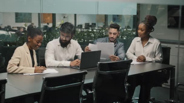 Kreative professionelle multietniske business team forskellige partnere arbejdstagere kolleger i kontorlokaler arbejder på opstart projekt diskutere analysere finansielle data papirarbejde dokumenter strategi ideer – Stock-video