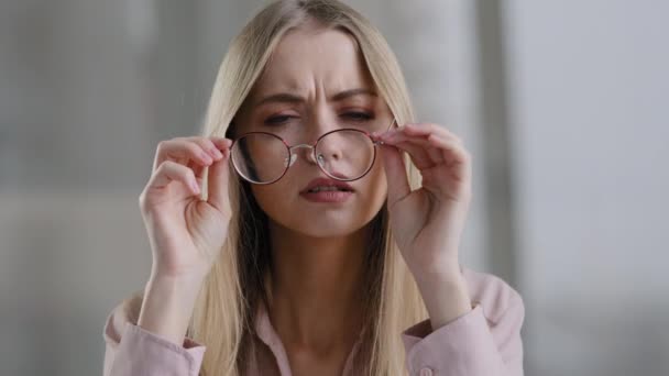 Primer plano retrato cara femenina millennial 30s chica rubia mujer con mala vista se quita las gafas mirando a la cámara de par en par los ojos abiertos y la boca shock sorpresa aturdido noticias inesperadas dice que — Vídeo de stock