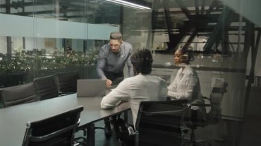 Hintli Arap erkek patron adam koç şirket sunumu ofis işadamlarının çeşitli iş adamları için yeni iş planı projesi online yazılım uygulaması sunar intörnlere konuşan dizüstü bilgisayarla