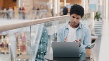 Afrikalı Amerikalı öğrenci web öğretmeni iş adamı akıl hocası video konferans mesafesi görüşmesi online brifing görüntülü konferans konferansı webinar sohbetleri uzak dizüstü bilgisayar ağı danışmanlığı