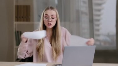 Kızgın iş kadını gözlüklü sarışın kız ofiste kızgın sohbet uzaktan tartışma video görüşmesi iş arkadaşlarıyla iş görüşmesi sorunları kadın evrakları yırtıp atıyor.