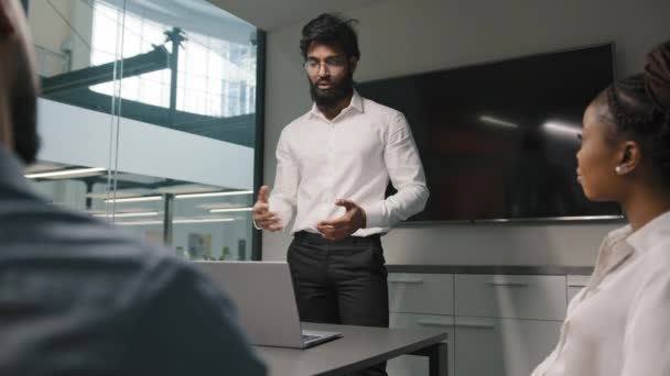 Arap Hindistanlı sakallı iş adamı, patron, ortak fikir paylaşımı, başlangıç projesi, kurumsal eğitim yatırımcıları, ofis görüşmeleriyle tanışan çok ırklı iş adamlarını alkışlıyor — Stok video