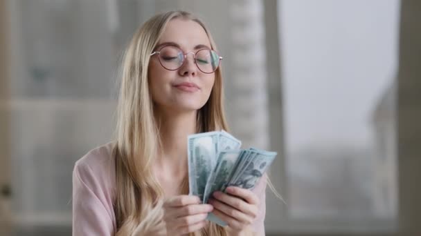 Радостная богатая девушка подсчитывает наличные в офисе успешная кавказка бизнесвумен получает связку денег счастливая женщина с джекпотом зарплата долларов банкноты выигрыш бухгалтерского бюджета ставка — стоковое видео