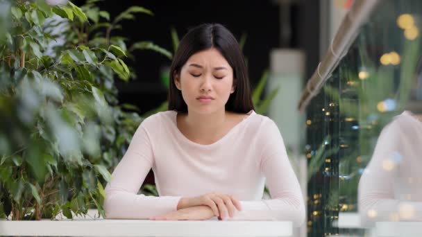 Ásia coreano menina triste frustrado chateado entediado mulher sentado no café tabela sentimento mau humor ressentimento tédio estresse problemas data cancelamento melancolia tristeza decepção desemprego crise — Vídeo de Stock