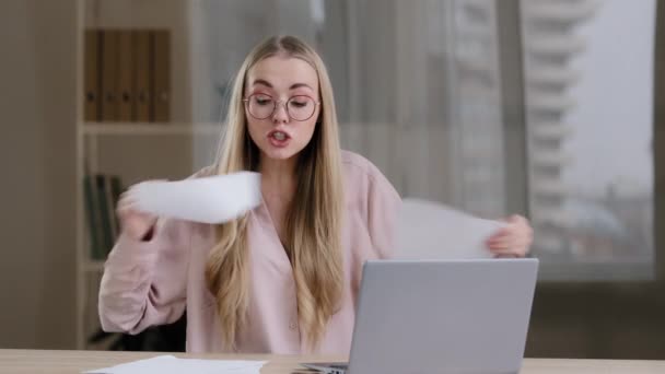 Mujer de negocios enojada chica rubia con gafas en la oficina conversación enojada discusión remota videollamada charla con compañeros de trabajo compañeros de trabajo problemas de negocios mujer gritando lágrimas documentos papel — Vídeos de Stock