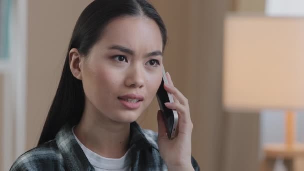 Portrét asijské žena tisíciletý zmatený naštvaný dívka uvnitř mluví na telefonu odpovídání volání obavy o špatné mobilní připojení sítě problémy mobilní problém rozbitý smartphone lámání telefonu — Stock video