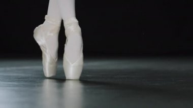 Balerin kadın bacakları. Parke bale hareketleri üzerinde dans eden balerin. Puanlı ayakkabılar giyen, profesyonel dansçı.