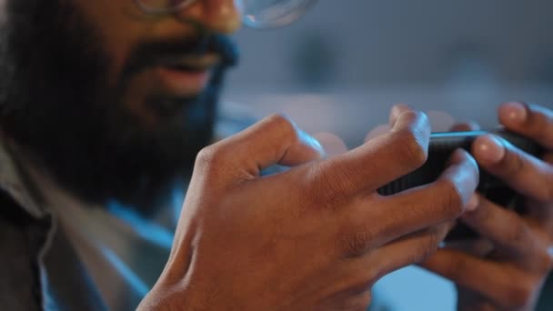 Cerrar aup detalles manos masculinas hombre barbudo irreconocible en casa en la noche en la oscuridad jugando móvil juego en línea jugar a Internet deporte competencia con el teléfono inteligente victoria triunfo premio — Vídeo de stock