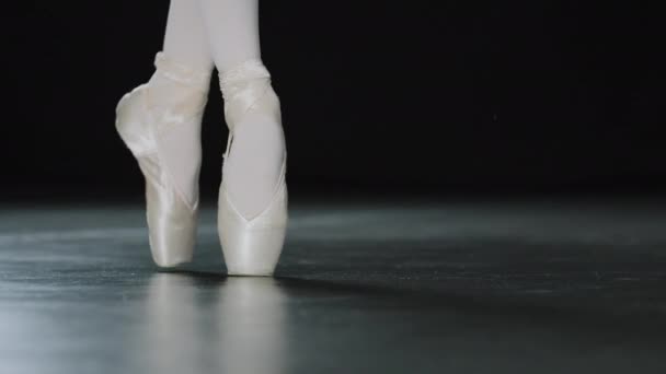 Ballerina gambe femminili dettagli close-up danza su movimenti di balletto in parquet sconosciuto ballerino professionista che indossa scarpe da punta elementi classici danza arti dello spettacolo ragazza in piedi sulle punte dei piedi in movimento — Video Stock