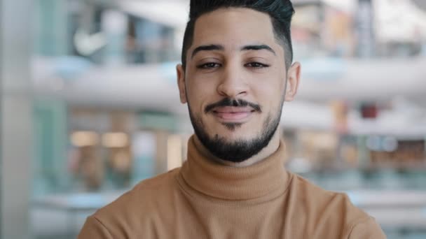 Kopfschuss junge glückliche gut aussehende erfolgreiche arabische Mann professionelle Geschäftsmann Spezialist steht in die Kamera lächelnd zuversichtlich Millennial indischen Kerl Modell posiert drinnen für Werbung — Stockvideo