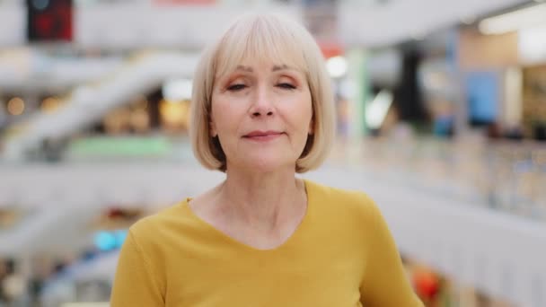 Close-up elegant mature caucasian woman looking at camera smiling posing indoors waving head nodding in agreement gesture approval answering yes positive answer support agree right decision good idea — ストック動画