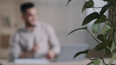 Görüntü bulanık, kamerayla otomatik odaklanmış, İspanyol, neşeli iş adamı, iş yerinde dans ediyor, iyi haberleri kutluyor, davul çalıyor, eğleniyormuş gibi yapıyor, tatilde eğleniyor, ofiste şarkı söylüyor.