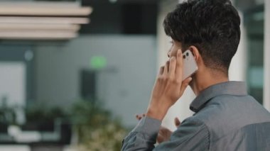 Hintli adamın özgüvenli Arap iş adamının iş ortağını ararken iş ortağıyla yaptığı telefon görüşmelerini kapat cep telefonuyla yapılan uzak görüşmeleri bitir.
