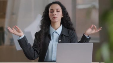 Nilüfer pozisyonunda sakin kadın işkadını patron ara veriyor. Kağıt fırlatma, nefes alma egzersizleri yapıyor. Ofiste dengeyi sağlamak için stres yok.