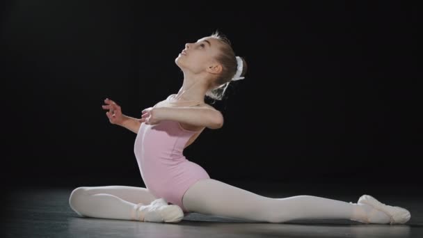 Teen girl child kid teenager turner doing backbend exercises in dance class athletic lady stretching in gym flexible Tänzerin Ballerina üben rhythmische gymnastische Elemente dehnen sich drinnen auf dem Boden — Stockvideo