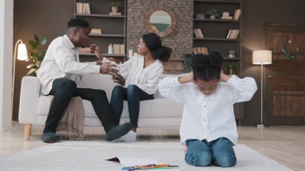 Anak perempuan afrika yang menyedihkan anak perempuan menutup telinga marah pada orang tua yang bertengkar bertengkar berdebat konflik di rumah menekankan bayi menderita trauma psikologis masalah dengan perceraian kekerasan dalam rumah tangga — Stok Video