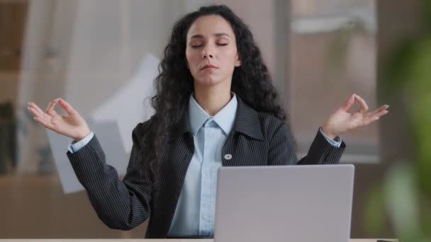 Lugn medveten kvinnlig affärskvinna chef i Lotus position tar paus meditera bakgrund av kasta papper gör andas yogiska metoder känner ingen stress att hålla balansen på kontoret arbetsplatsen — Stockvideo