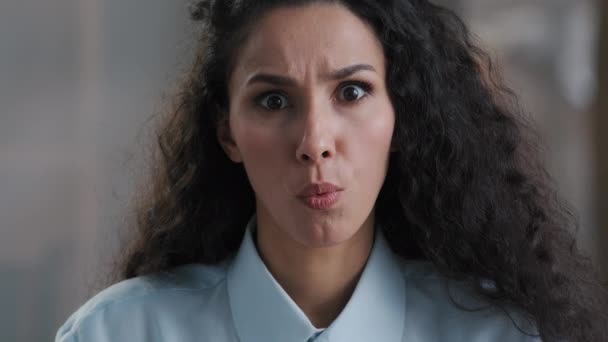 Erstaunt schöne junge arabische Geschäftsfrau Mädchen Büroangestellte überrascht Blick in die Kamera machen große Augen durch plötzlichen Sieg schockiert Nahaufnahme schockierte Gewinnerin zeigen Wow Emotionen Gesichtsausdruck — Stockvideo