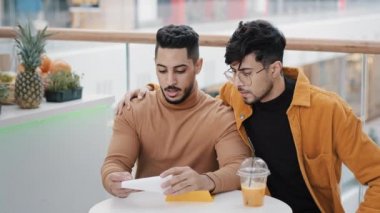 Kafe 'de oturan iki öğrenci endişeli genç adam kötü haberler okuyor sınavda başarısız olduğu için üzgün. Mali sorunları olan Arap adam, en iyi arkadaşını teselli ediyor.
