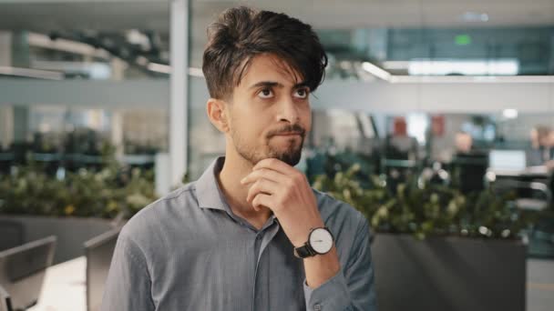 Seriózní muž Arab profesionální podnikatel s kontemplativním výrazem tváře dělat obtížné rozhodnutí pochybovat o úspěchu soustředění mysli při práci držet prst proti lícní kosti ztracené myšlenky koncept — Stock video