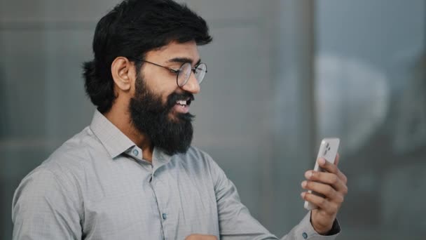 아랍 수염 남자 사업가 사업가 투자자들은 사업 파트너들 과 비디오 통신을 보유하고 있다. 온라인 원격 회의를 진행하고 있는 고위 인사가 스마트폰을 사용하고 있다. — 비디오
