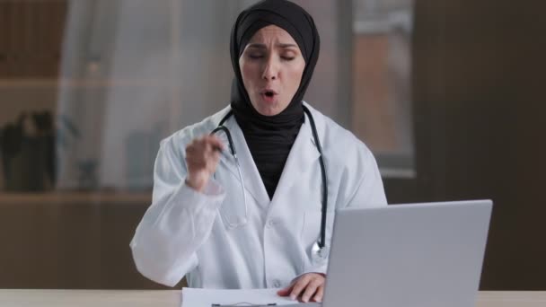 Мусульманская раздраженная женщина главный врач негодующе кричит на камеру агрессивно имея собственное видение решения проблемы указывая карандаш эмоционально хаотичный знак — стоковое видео