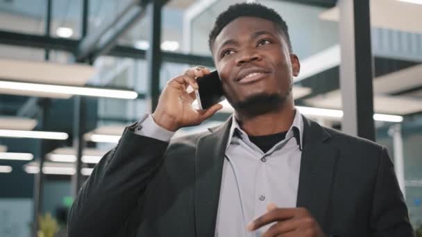 Hombre multinacional de confianza hombre de negocios hombre de negocios haciendo llamada socio de negocios en el teléfono móvil discutir seriamente la conversación distante comunicación en línea haciendo gestos de punto emocionalmente sonriente — Vídeos de Stock