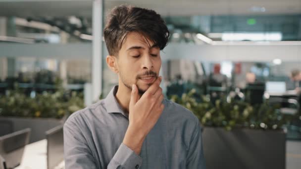 La solución pensativa del problema de la búsqueda del gerente del analista del hombre árabe cuidadosamente toma la decisión de la mano para reflexionar sobre la información considere el plan con la expresión facial desconcertada concentrando la idea del proyecto de la mente — Vídeos de Stock