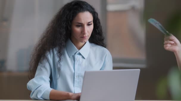 Arab üzleti hölgy sikeres nő vállalkozó dolgozik online otthoni irodában a laptopon egyre valódi fizetési dollár valuta női kéz számolás készpénz köteg pénzt kifejező nyertes online fogadás — Stock videók