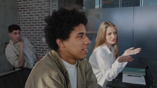 Jeunes étudiants de divers groupes assis en classe à la leçon répondre à la question discuter d'un nouveau sujet avec l'enseignant communiquer avec le conférencier étudiant au collège étude sujet concept d'enseignement supérieur — Video