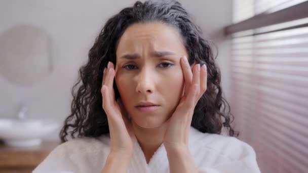 Headshot khawatir frustrasi wanita muda melihat di cermin di kamar mandi Khawatir tentang keriput pertama di daerah mata gadis tidak puas dengan kondisi kulit berpikir produk perawatan kulit kosmetik — Stok Video