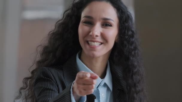 Арабский улыбается кудрявая женщина работница бизнес леди указывая указательный палец на камеру эмоционально говоря объясняя корпоративные элементы Эй вы жест поддержки преподавания давая советы согласиться мнения ругают — стоковое видео