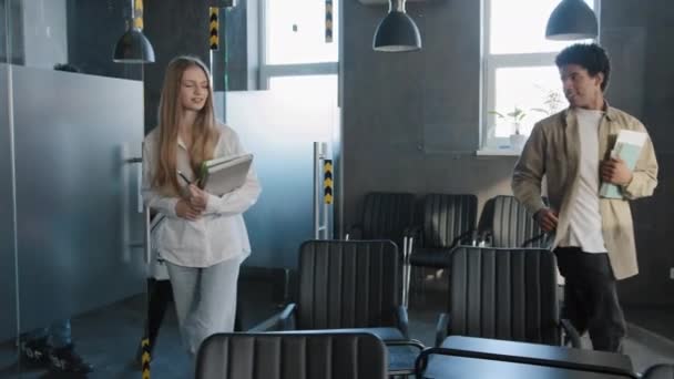 Equipe diversa feliz sorrindo jovens alunos entram em sala de aula sentar em suas mesas preparar para a lição escrever nota comunicar esperando que o professor vai ouvir palestra universitária conceito de ensino superior — Vídeo de Stock