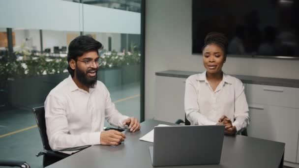 Dizüstü bilgisayara bakan Arap erkek ve Afrikalı iş arkadaşları beklenmedik iyi haber zaferini kutluyor. Çevrimiçi satış artışı projesi başarılı. — Stok video