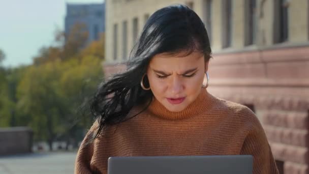 Close-up fiatal fókuszált komoly nő dolgozik laptop olvasás rossz hír néz kétségbeesett úgy érzi, szomorú mentetlen dokumentum elvesztése fontos adatfájl hiba törött számítógépes alkalmazás értesítés elbocsátás bank adósság — Stock videók