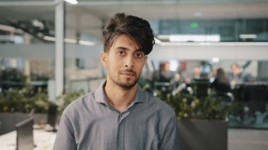 Mutlu İspanyol işçi Arap lider kazananı kameraya bakıp onaylıyor. Başparmak uzlaşmasını gösteriyor. Her şeyi imzalıyor.