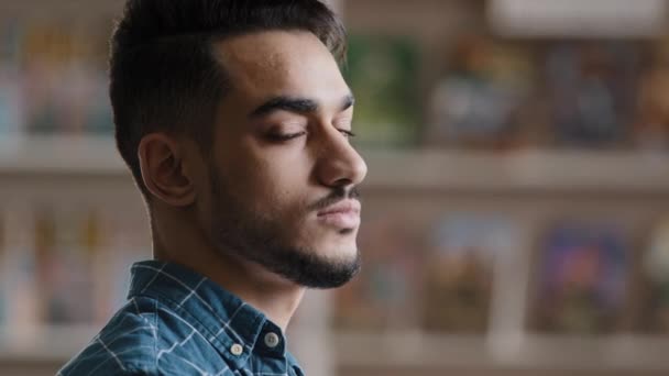 Headshot mladý vážný zamyšlený pohledný vousatý arabština chlap indický model stojící uvnitř dívá pryč myšlení snění zapamatování otáčení tvář na kameru smutný vzhled pózování pro portrét pocit sebevědomí — Stock video
