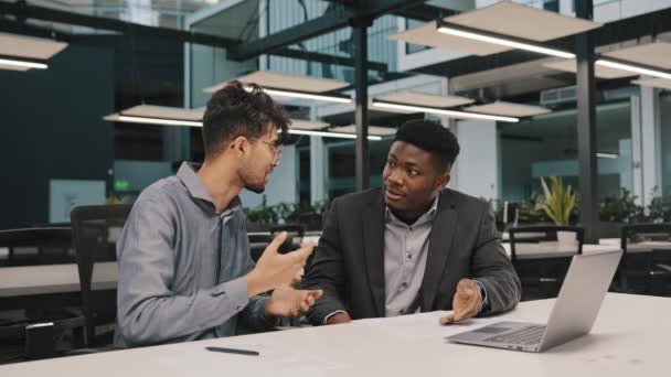 Двоє різноманітних чоловіків арабських африканських колег співпрацюють для обговорення онлайн-проекту на робочому місці бізнесмени закінчують розмову, потискаючи руки корпоративній команді, працюючи разом на офісних зустрічах — стокове відео