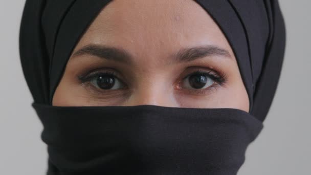 Female eyes muslim young beautiful arabian woman girl wearing traditional hijab veil with pretty sight looking straight at camera demonstrate amaze facial expression with pupil dilation close up 4k — Vídeos de Stock
