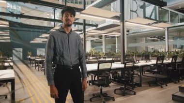 Hintli erkek genel ofis lideri profesyonel işçi Arap işadamı kollarını kavuşturup güçlü pozlar vererek iş yerinde el ele tutuşarak poz veren güçlü pozisyon proje yöneticisi
