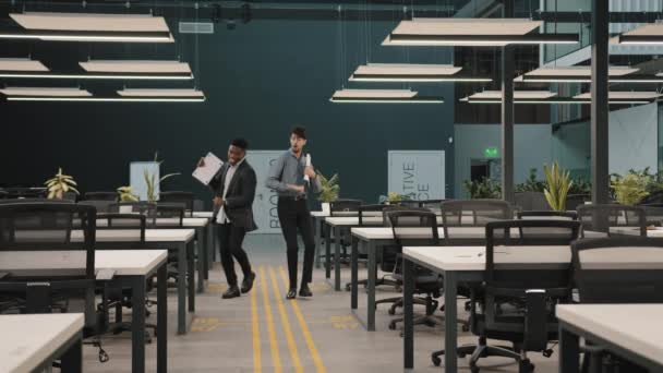 Verheugd Arabische professionele mannelijke werknemer Afrikaanse man werknemer dansen op kantoor achtergrond vieren prestatie met dans bewegen gemotiveerde zakenpartner genieten van Succes onderhandelingen overwinning concept — Stockvideo