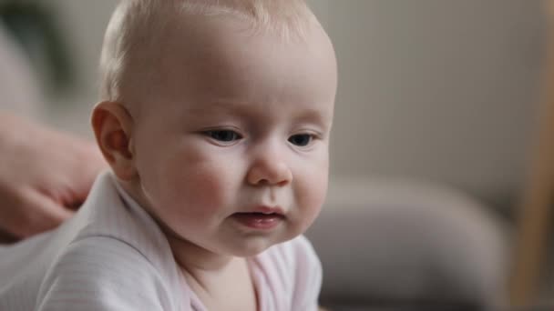 小宝宝笑着可爱可爱的笑着三个月大的新生儿护理和爱小孩快乐的儿子女儿收养儿科保健 — 图库视频影像