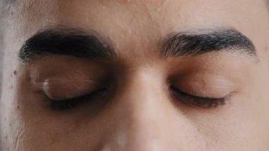 Aşırı yüz bakımı, genç İspanyol erkek gözleri, kahverengi gözlü Arap, kameraya bakıyor. Göz hekimliği prosedüründen sonra sağlıklı cehennem bakımı kavramının mükemmel bir şekilde görüldüğünü gösteriyor.