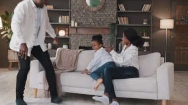 Afrikalı bir aile babası ve küçük bir kız çocuğu rahat bir kanepeye atlayıp gülüyorlar. Evde eğleniyorlar. Yeni bir ev almaktan memnunlar. Kendi evine taşınıp oyun oynuyorlar.