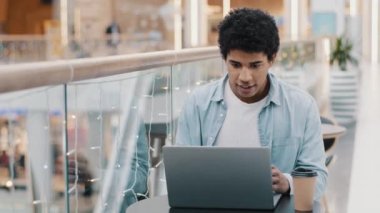 Heyecanlı Afrikalı Amerikalı adam şanslı adam laptopla kazandı iş başarısını kutladı online zafer şansı büyük fırsat yakaladı iyi haber kariyeri büyümesi yeni iş teklifi finansal sonuç