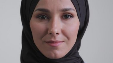 Yakın plan Arap kadın yüzü. Makyajlı, doğal makyajlı, çekici, Müslüman bir kız. Geleneksel başörtüsü takıyor.