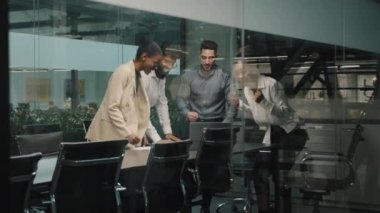 Birlikte çalışmada başarıyı kutlayan dizüstü bilgisayara bakan çok ırklı iş arkadaşları evet jest kazanan şirket iş arkadaşları heyecan verici zaferi online finansal büyümeyi kutluyor.