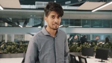 Arap özgüvenli erkek işadamı profesyonel menajer kameraya el uzatarak işaret ediyor. El kol hareketi seçmeni istiyor. İspanyolca konuşan, video eğitimi alan web kamerası görüntüsü. 