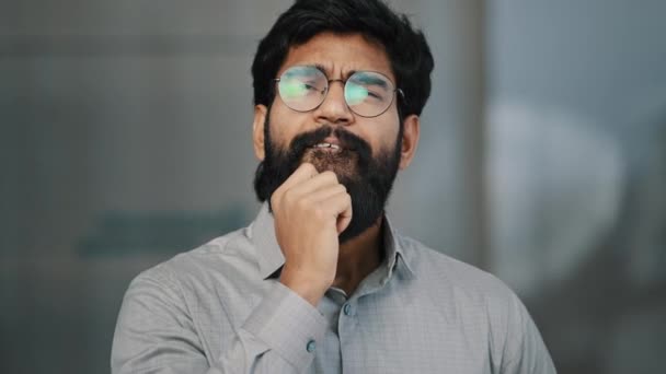 Close-up portrait arabian male pensive business man hold hand on chin concentrated think of solution issue deep in thoughts excited young eyeglasses guy raise finger come up with good idea find answer — Video Stock